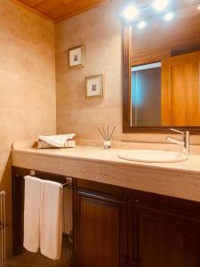 贝纳斯克Casa Martagón - kasasbenas的浴室配有盥洗盆、镜子和毛巾