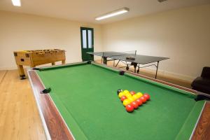 巴克斯顿Swifts Retreat的一间带台球桌和乒乓球桌的房间