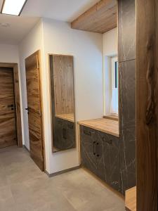 弗拉塔赫Ferienwohnung Sabine的配有木制橱柜和镜子的客房
