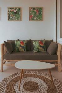 Saint MartinStudio magnifique vue sur mer的带沙发和咖啡桌的客厅