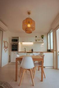 Saint MartinStudio magnifique vue sur mer的厨房配有桌椅和灯具