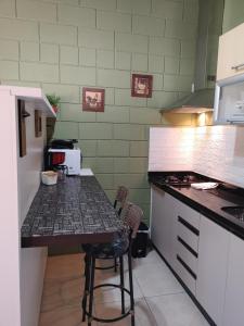 弗洛里亚诺波利斯Tiny House Perfeita para Casais的厨房配有柜台和桌椅