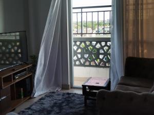 蒙巴萨Millan Homes的客厅设有大窗户和沙发