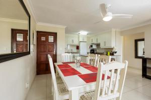 乌旺戈海滩Laguna La Crete 34的厨房以及带桌椅的用餐室。