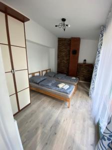 波兹南Apartamenty Glebowa 26的卧室配有一张床
