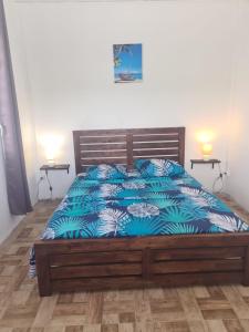 Rivière-SaléeKami lodge f3 jacuzzi的一间卧室配有一张带蓝色棉被的床