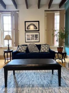新奥尔良Chic Two-Bedroom Apartment on Camp St, New Orleans的客厅里设有蓝色沙发