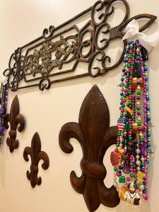 新奥尔良Chic Two-Bedroom Apartment on Camp St, New Orleans的墙上木架上挂有珠子