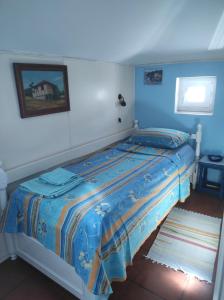 布德瓦Guesthouse Bogdanovic的一间卧室配有一张蓝色墙壁的床