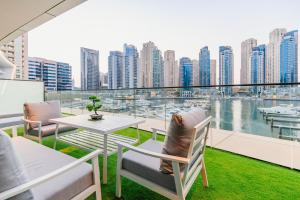 迪拜Vida Dubai Marina & Yacht Club , Hotel and Residences , Luxurious 2BR的市景阳台配有桌椅。