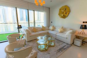 迪拜Vida Dubai Marina & Yacht Club , Hotel and Residences , Luxurious 2BR的客厅配有白色家具和大窗户