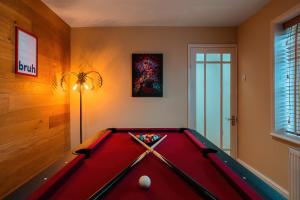ThorleyAirport Haven: Pool Table, Games Room, Sleeps 9的台球室,带台球桌