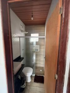 拉巴拉德纳圣安东尼奥PARAISO DAS AGUAS - CHALÉ的一间带卫生间和水槽的小浴室