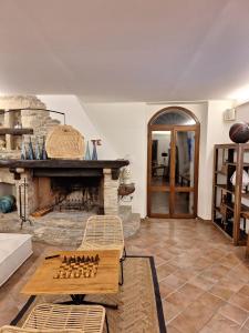 乌尔比诺laCelletta Country House的客厅设有石制壁炉和桌子。