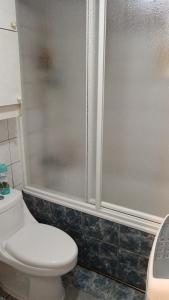 蒙特港Residencial familiar的浴室配有白色卫生间和淋浴。