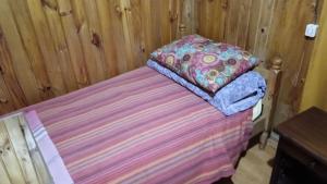 蒙特港Residencial familiar的一张带条纹床罩和枕头的床