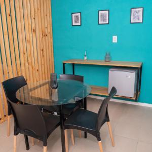 帕索德洛斯利布雷斯Alta Pinta的一间设有玻璃桌和黑色椅子的用餐室
