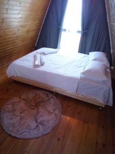 巴统Cottage "Sunset"的一张位于带窗户的房间的床