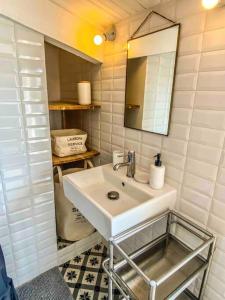 普罗旺斯艾克斯Hypercentre terrasse clim的浴室设有白色水槽和镜子