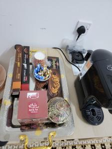阿尔哈姆拉Relaxation Oasis的一张桌子,上面有书籍和食物,还有打印机