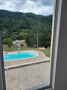 若阿诺波利斯Recanto do Sol的从窗户可欣赏到游泳池的景色