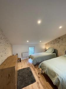 卡斯泰勒雅卢Cosy house的一间卧室设有两张床,铺有木地板