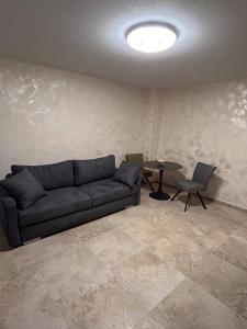 希尔蒂盖姆Superbe T1 - 10 min centre的客厅配有沙发和桌子
