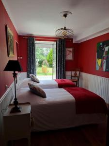 La Petite-BoissièreGîte Marguerite - Au coeur de la campagne的一间卧室设有一张红色墙壁和窗户的床