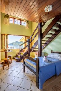 阿拉夏奇巴海滩Pousada Cruzoé的一间卧室设有双层床和楼梯。