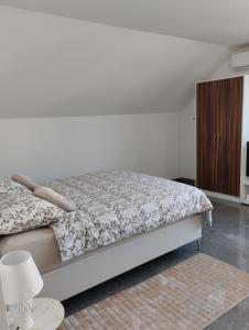 波斯托伊纳Apartma Azurre的一间卧室配有一张床和一个木制橱柜