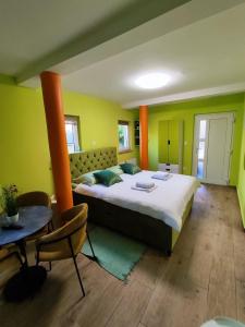 萨格勒布Villa Vino & Grad的一间卧室配有一张大床和一张桌子