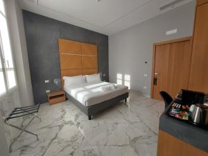 克雷莫纳Foresteria La Vista的一间铺有大理石地板的卧室,配有一张床