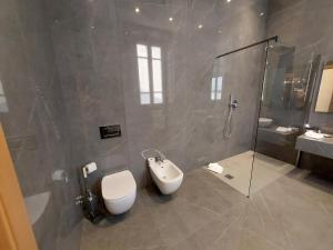 克雷莫纳Foresteria La Vista的浴室配有卫生间、淋浴和盥洗盆。