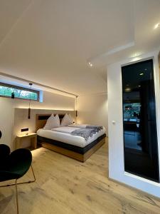 圣迈克尔隆高DAS MANFRED的一间卧室设有一张床和一个大窗户