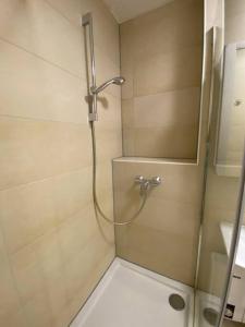 汉诺威Möblierte Wohnung Hannover List的浴室里设有玻璃门淋浴