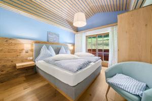 蓬高地区埃本菲林霍夫奥内加特公寓的一间卧室设有一张床和蓝色的天花板
