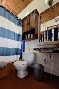 圣佩德罗拉拉古纳Sweet little cottage at Lake La Laguna的一间带卫生间和水槽的浴室