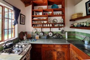圣佩德罗拉拉古纳Sweet little cottage at Lake La Laguna的厨房配有炉灶和台面