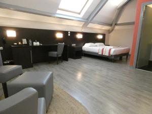 里摩日Hotel Be Guest Limoges Sud - Complexe BG的配有一张床和一张书桌的酒店客房