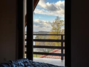 布尔奇科VIKENDICA TOJA - Brcko的卧室设有窗户,可眺望阳台
