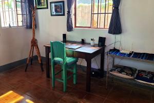 圣佩德罗拉拉古纳Sweet little cottage at Lake La Laguna的配有桌椅和长颈鹿的房间