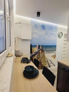 格丁尼亚Apartament Nad Klifem SEA VIEW的一间设有一张桌子的海滩景用餐室