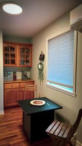 Eastern PassageEntire house 3 min Drive to beach的厨房配有桌子、椅子和窗户