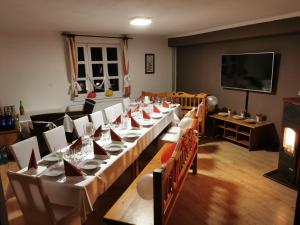 斯潘尼亚多利纳Drevenica Spanka的一间带长桌和椅子的用餐室