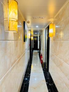 香港New International Guest House的带有消防栓的酒店走廊