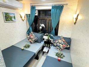 香港New International Guest House的享有带蓝色沙发的客厅的顶部景色。