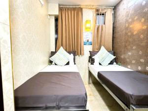 香港New International Guest House的小型客房配有两张床和窗帘