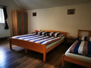 斯潘尼亚多利纳Drevenica Spanka的一间卧室,配有两张床
