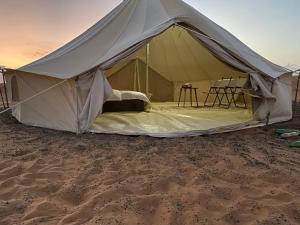 BadīyahDesert Stars Camp的沙漠中的沙子帐篷