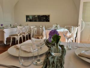 切里尼奥拉Il Borgo Suite的餐桌和酒杯
